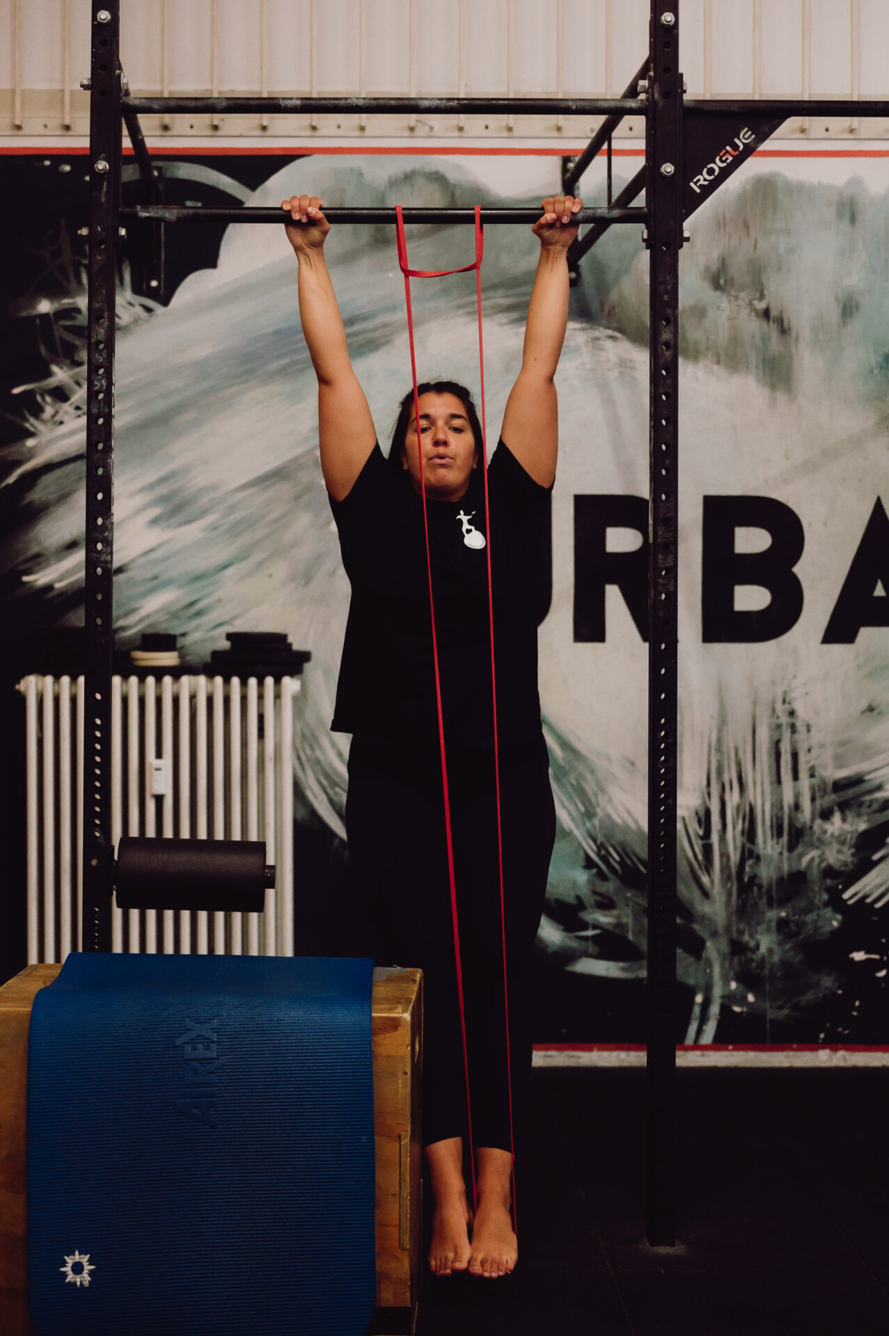 Pull Up Übung mit Resistance Band beim Calisthenics Training in Berlin