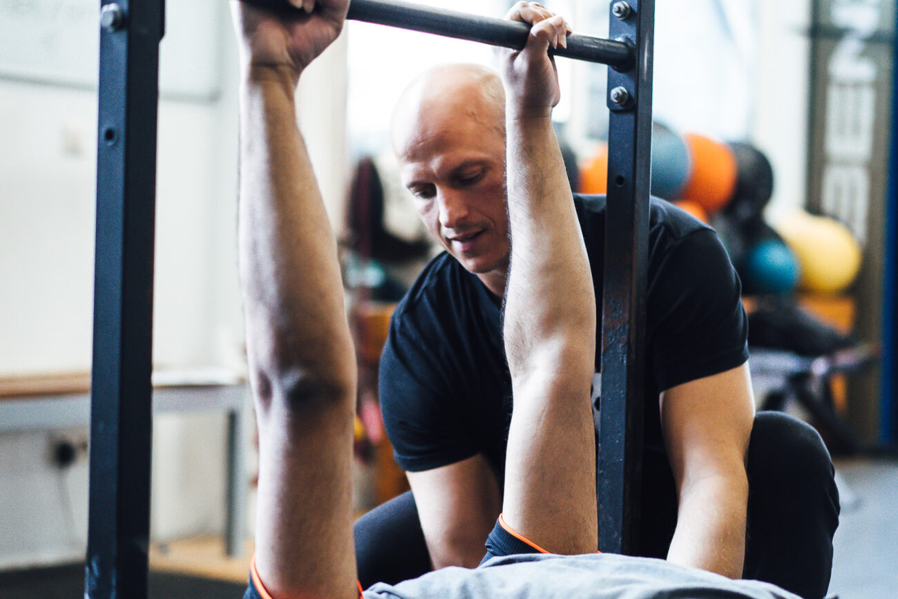 Hanging Row Übung beim funktionellen Training Berlin
