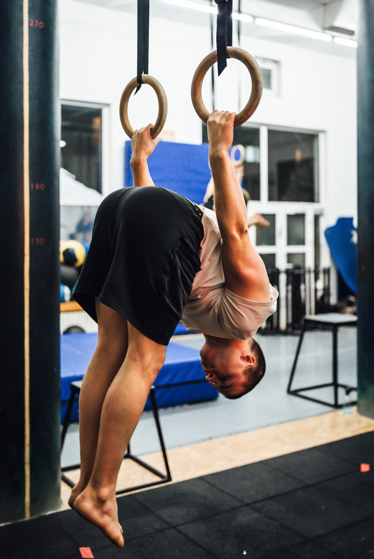Übung Skin the Cat beim Calisthenics Training in Berlin