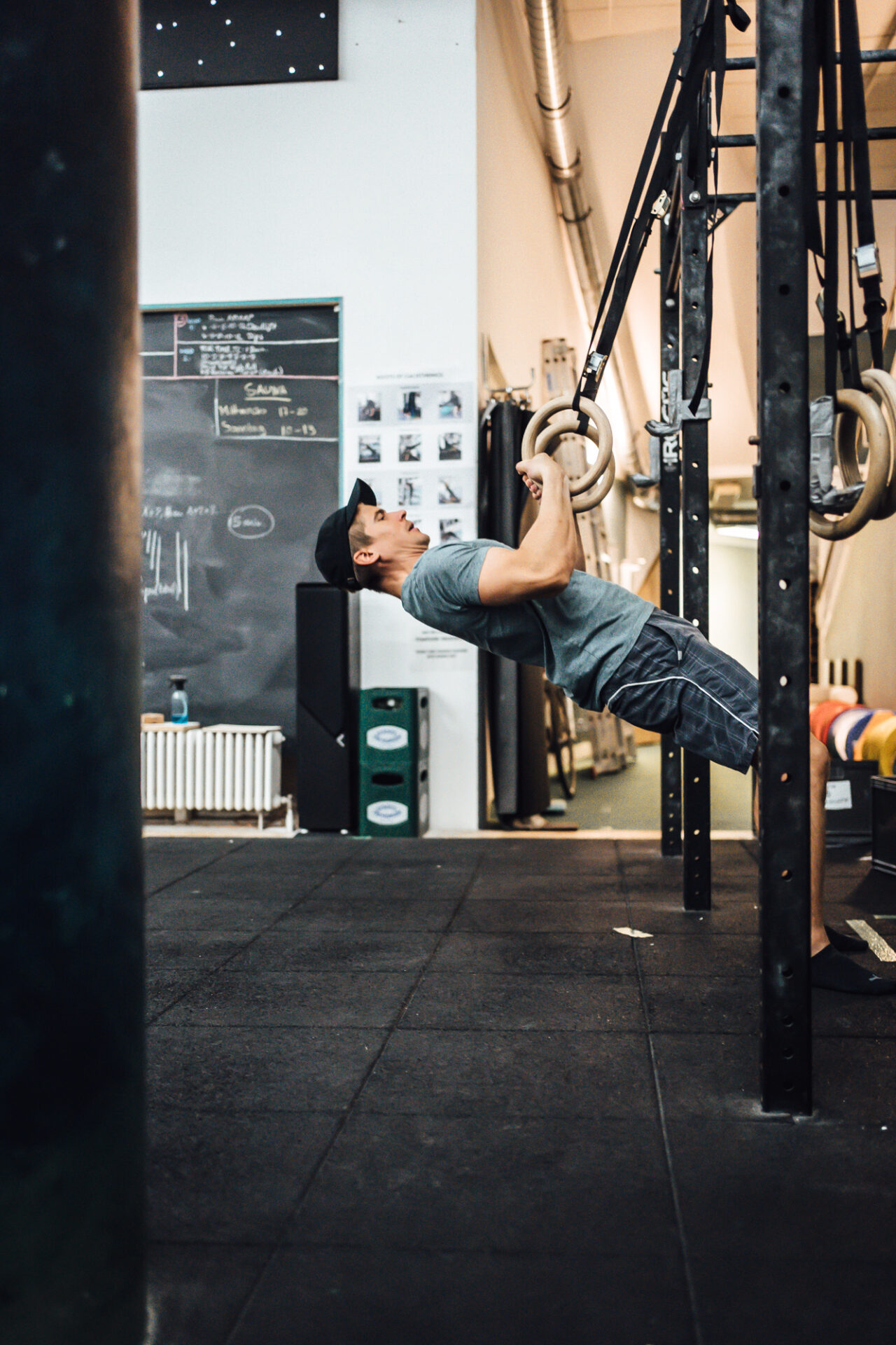 Übung Ring Rows beim Calisthenics Training in Berlin
